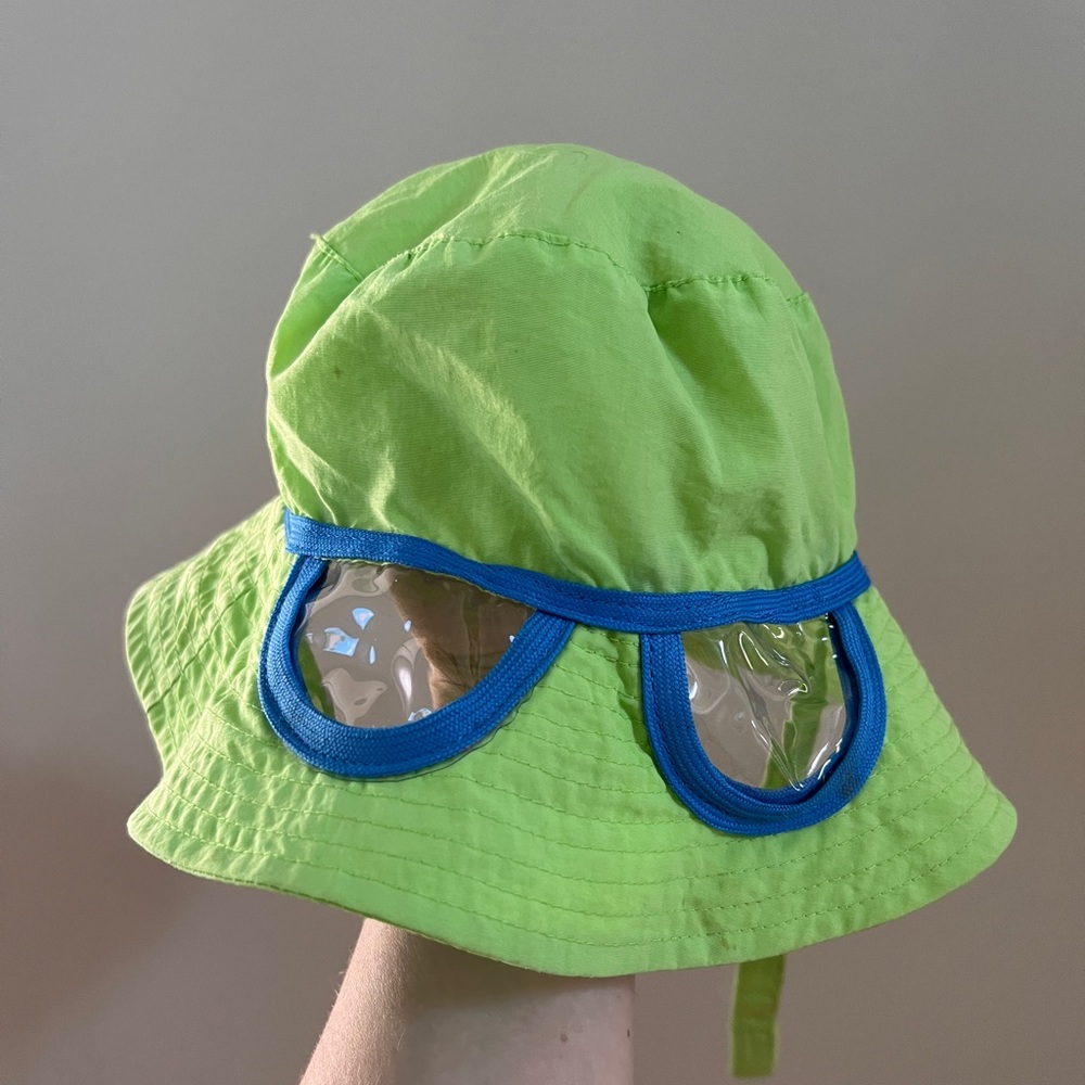 Infant sun hat. Fits 12months-24 months old baby